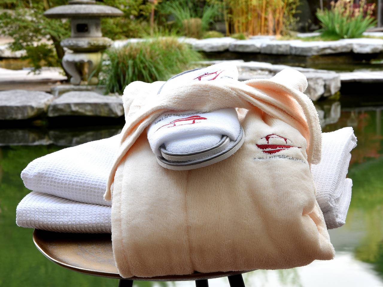 Wellnessgarten Hotel - Waldzimmer mit Balkon 30 qm in Waging am See, Rupertiwinkel