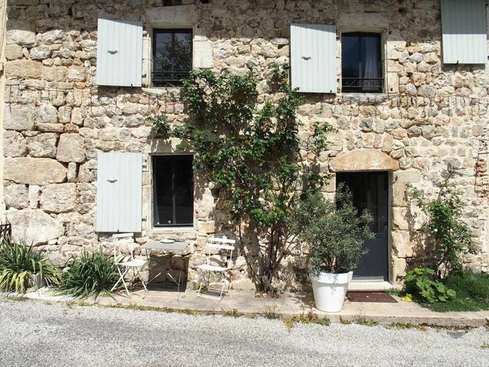Location de vacances pour 4 personnes, avec terrasse et sauna ainsi que piscine et vue à Saint-Prix