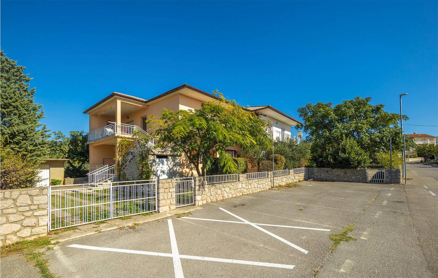 Ganze Ferienwohnung, Modernes Apartment, 2 km vom Strand entfernt, mit WLAN, Parkplatz und Terrasse in Novi Vinodolski, Primorje-Gorski Kotar