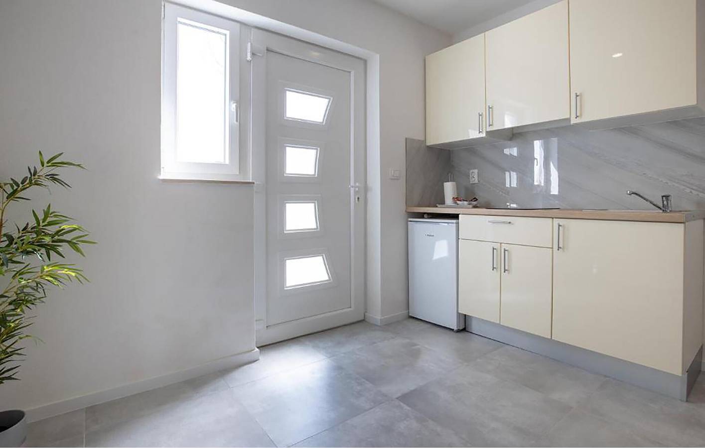 Appartement de vacances entier, Appartement confortable près de la plage naturiste de Nugal, avec terrasse et Wi-Fi in Tučepi, Makarska riviera