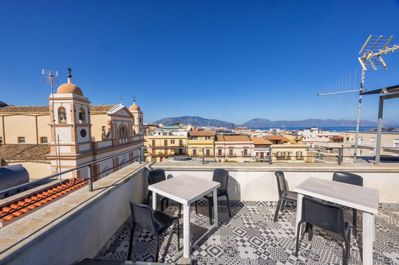 Appartement entier, Appartement 'Disiu Case Vacanza - Balestrate' avec terrasse partagée, Wi-Fi et climatisation in Balestrate, Province de Palerme