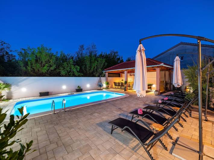 Ferienhaus für 12 Personen, mit Balkon/Terrasse und Terrasse sowie Whirlpool und Garten in Petrcane - 4