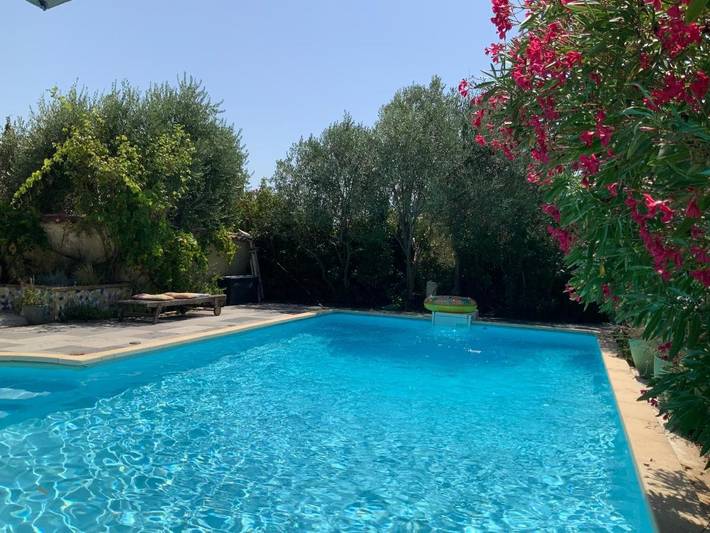 Location de vacances pour 8 personnes, avec terrasse ainsi que vue et piscine à Saint-Maurice-sur-Eygues