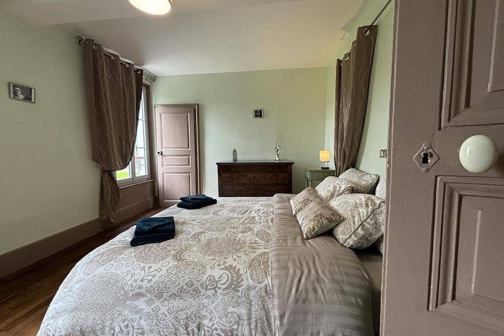 Maison Bourgeoise 1830 avec Spa et Jeux, Animaux Acceptés in Jaligny-sur-Besbre, Région de Vichy