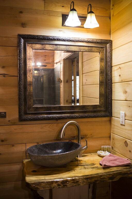 Rustic Polish Jacuzzi Room in log home 11 miles from Ithaca in Tompkins County