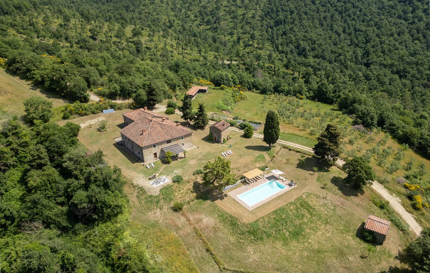 Accogliente appartamento con piscina, parcheggio, giardino e internet in Anghiari, Valtiberina