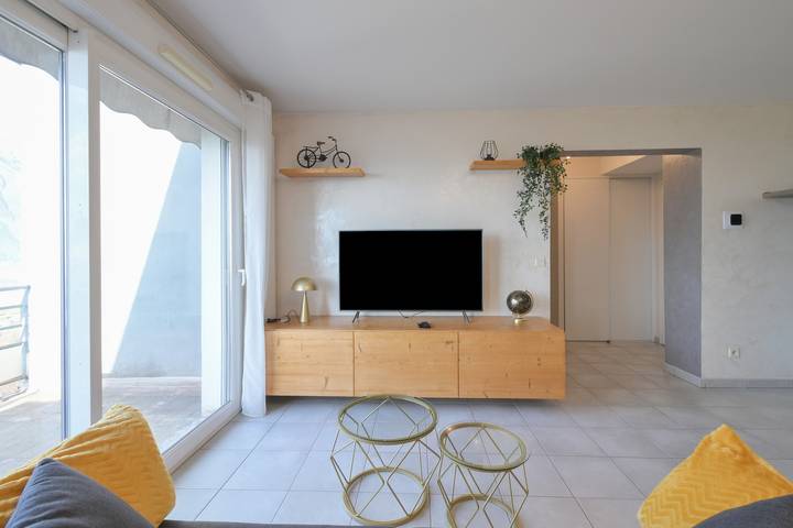 Apartamento entero, Le Mirad’Or - Aire acondicionado, Wifi y Balcón con vistas en Aiton in Aiton, Región de Saint-Jean-de-Maurienne