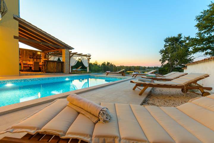 Location de vacances pour 8 personnes, avec piscine et terrasse, animaux acceptés à Svetvinčenat - 2