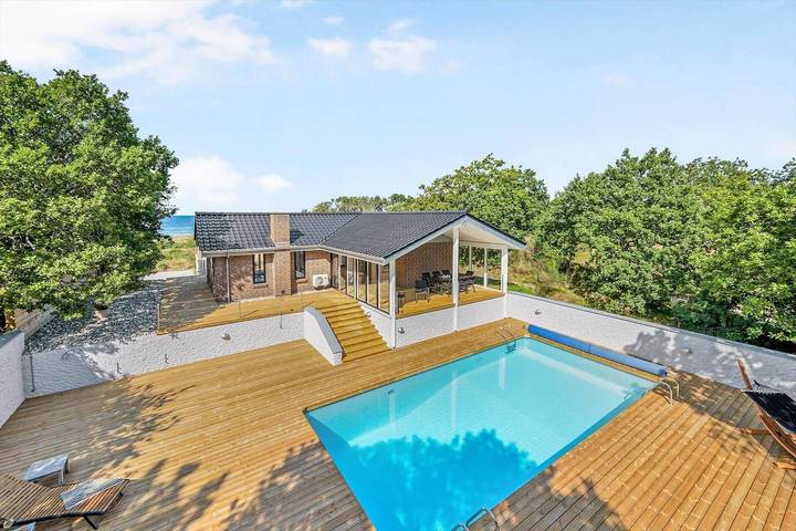 Ferieudlejning for 8 personer, med sauna og pool såvel som jacuzzi og terrasse i Fjellerup Strand