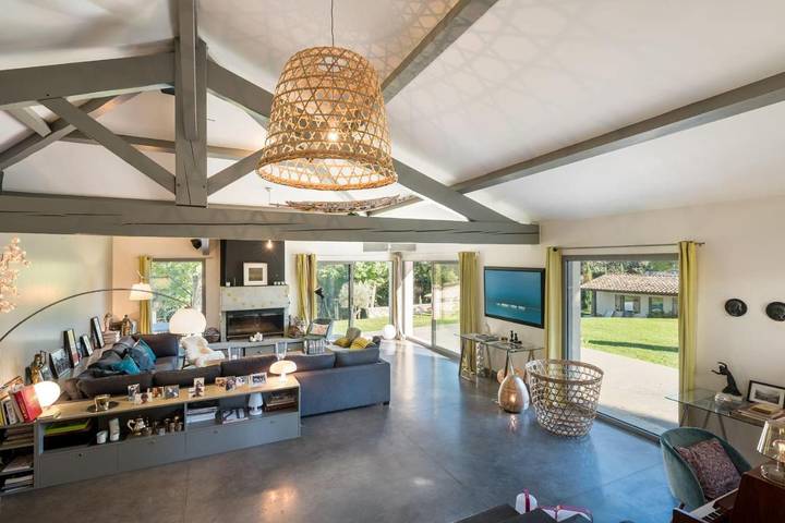 Location de vacances pour 12 personnes, avec jardin ainsi que terrasse et piscine à Saint-Didier-au-Mont-d'Or - 4