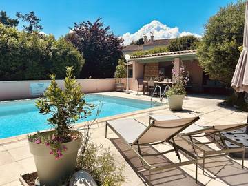 Gîte pour 2 personnes, avec terrasse ainsi que vue et piscine à Plassac