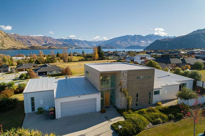 Holiday home for 11 people, with garden and hot tub as well as pool in Wanaka