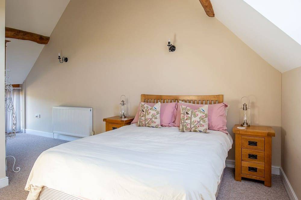 Siskin Barn, Near Stratford-upon-Avon, sleeps 9 guests  in 4 bedrooms in Bidford on Avon, Warwickshire