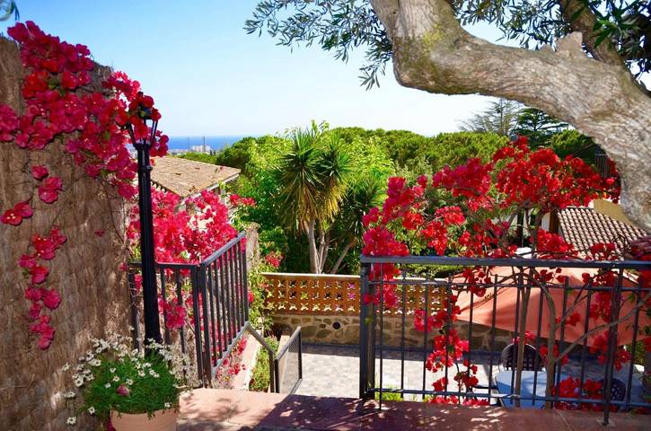Gîte pour 7 personnes, avec bassin pour enfant et piscine ainsi que vue et jardin, adapté aux familles à Cabrils - 3