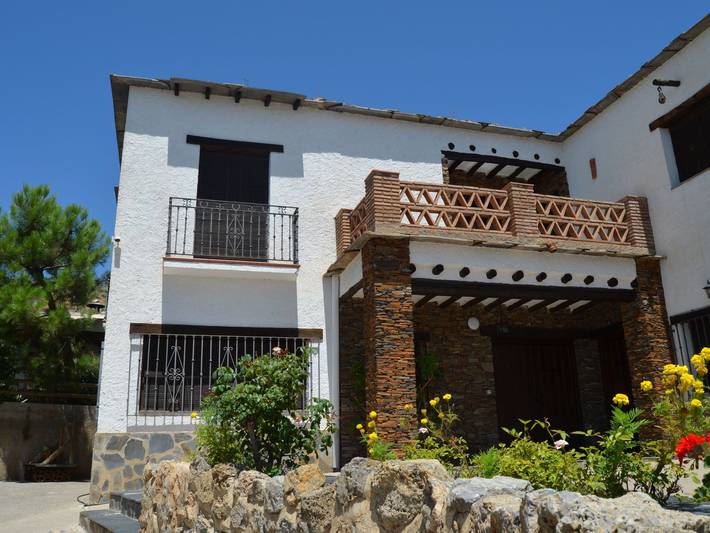 Casa rural para 12 personas, con Balcón y Terraza además de Jardín y Piscina en Yegen
