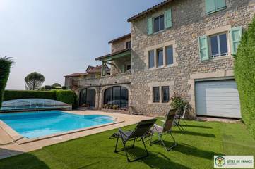 Gîte pour 6 personnes, avec vue ainsi que terrasse et piscine, animaux acceptés à Compeyre