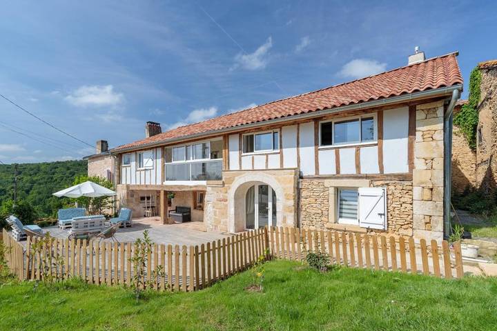 Location de vacances pour 6 personnes, avec jardin et balcon ainsi que jacuzzi et sauna dans Ausseing