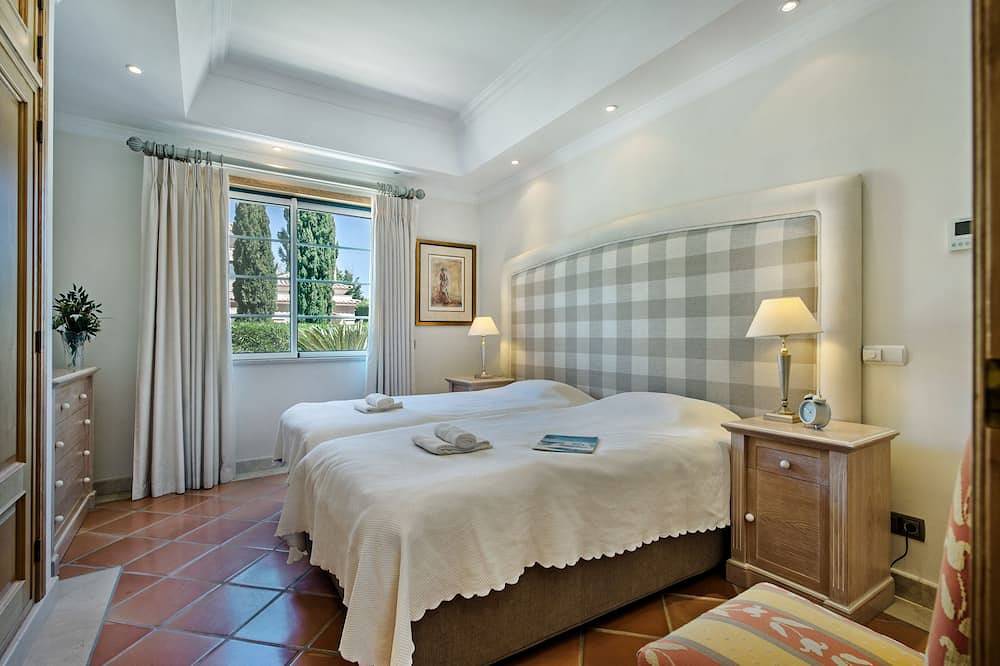 Wonderfully Stylish & Luxurious Villa, Heated Pool, Designer Interior in Quinta do Lago, Almancil