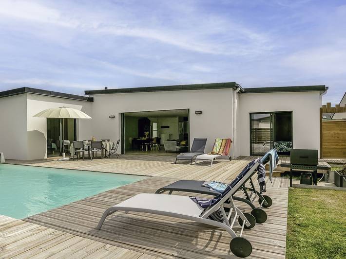 Location de vacances pour 8 personnes, avec piscine ainsi que jardin et terrasse à Plounéour-Trez - 4