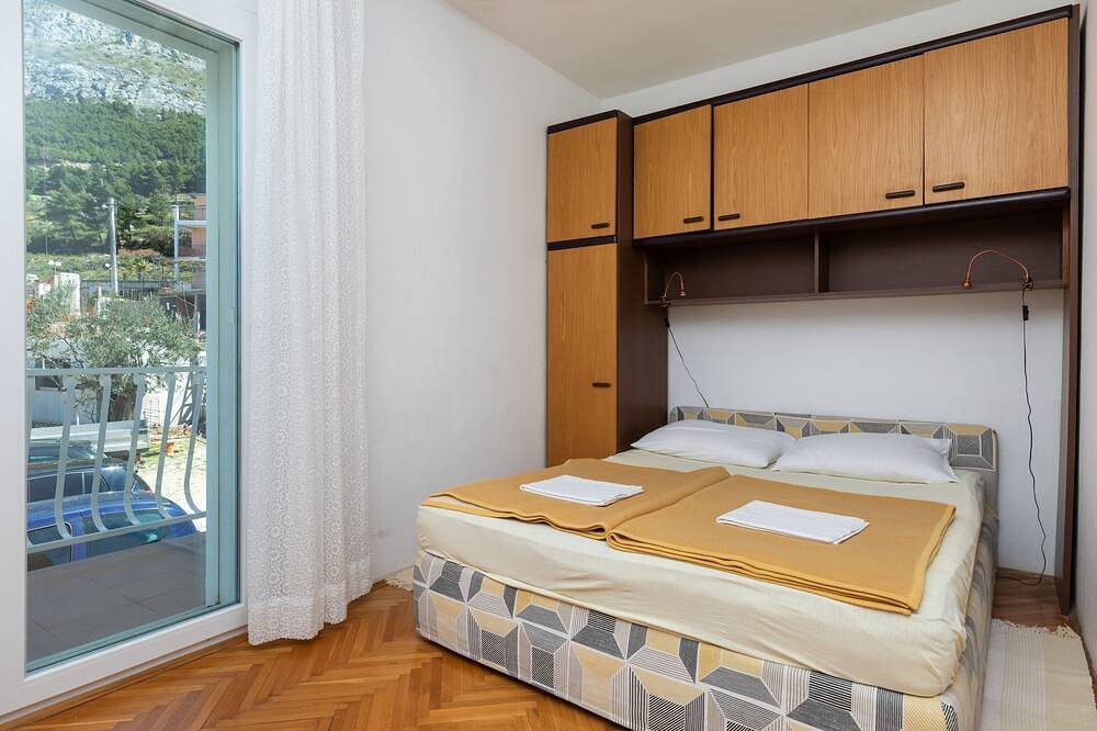 Ganze Wohnung, 1-Zimmer-Ferienwohnung mit Balkon und Meerblick Nemira (Omis in Omiš (Kroatische Adria), Omis-Riviera