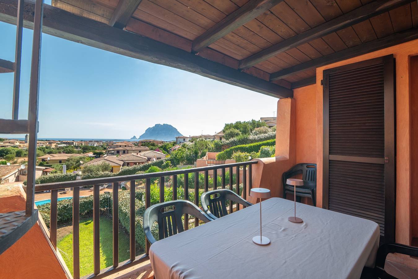 Ganze Wohnung, Ferienwohnung 'Tavolara Porto San Paolo B3' mit Meerblick, Gemeinschaftspool und Klimaanlage in Porto San Paolo, Loiri Porto San Paolo
