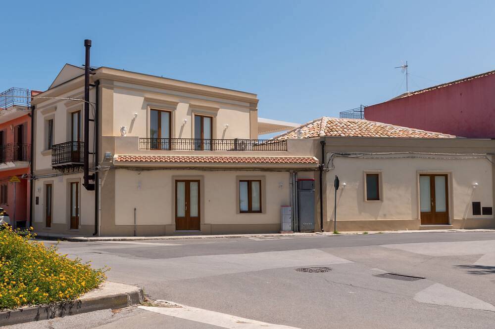 Fascino d'epoca e comfort contemporanei. Ideale per famiglie e gruppi numerosi. in Milazzo, Provincia di Messina
