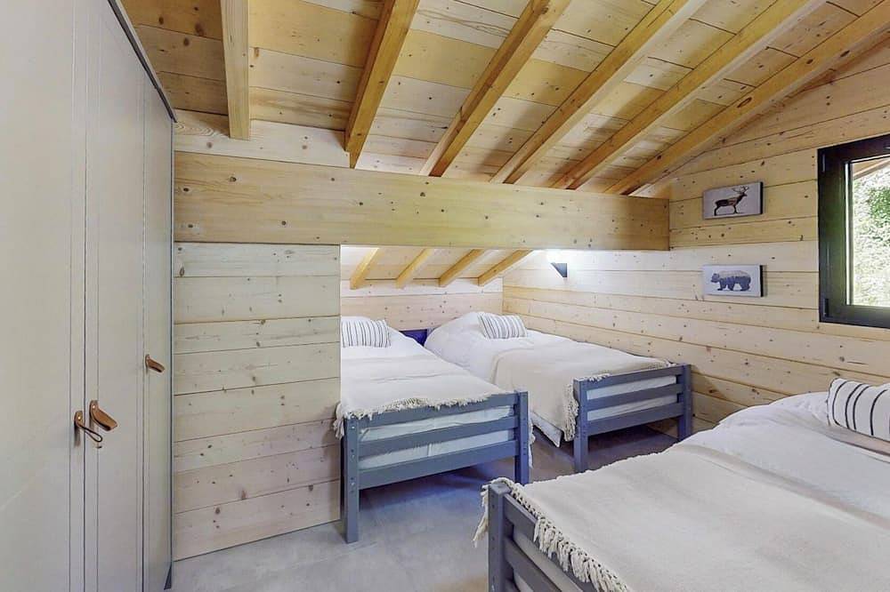 Cosy chalet with jacuzzi for 11 in Bonnevaux, Thonon-les-Bains und Umgebung