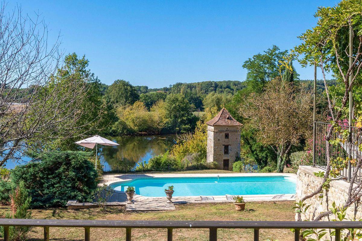 River Dovecote in Alles-sur-Dordogne, Périgord Pourpre