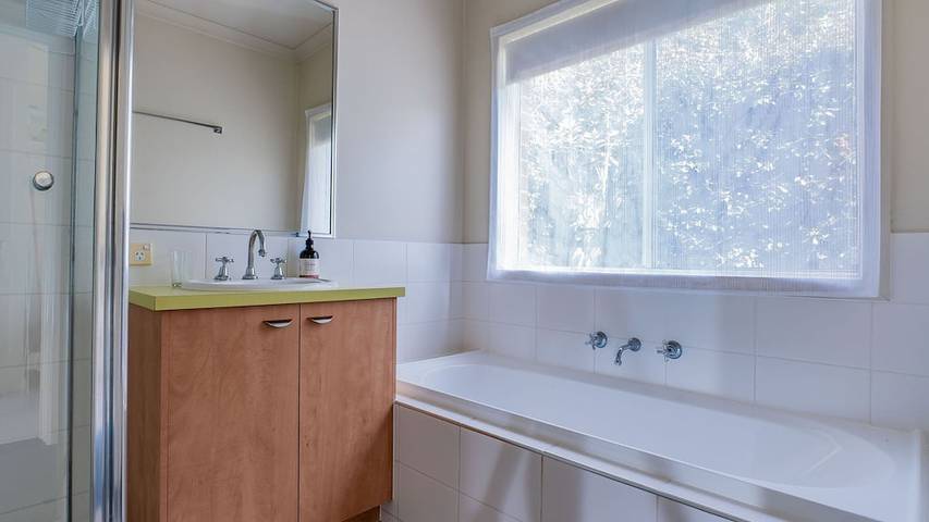 Holiday home for 11 people, with garden in Inverloch