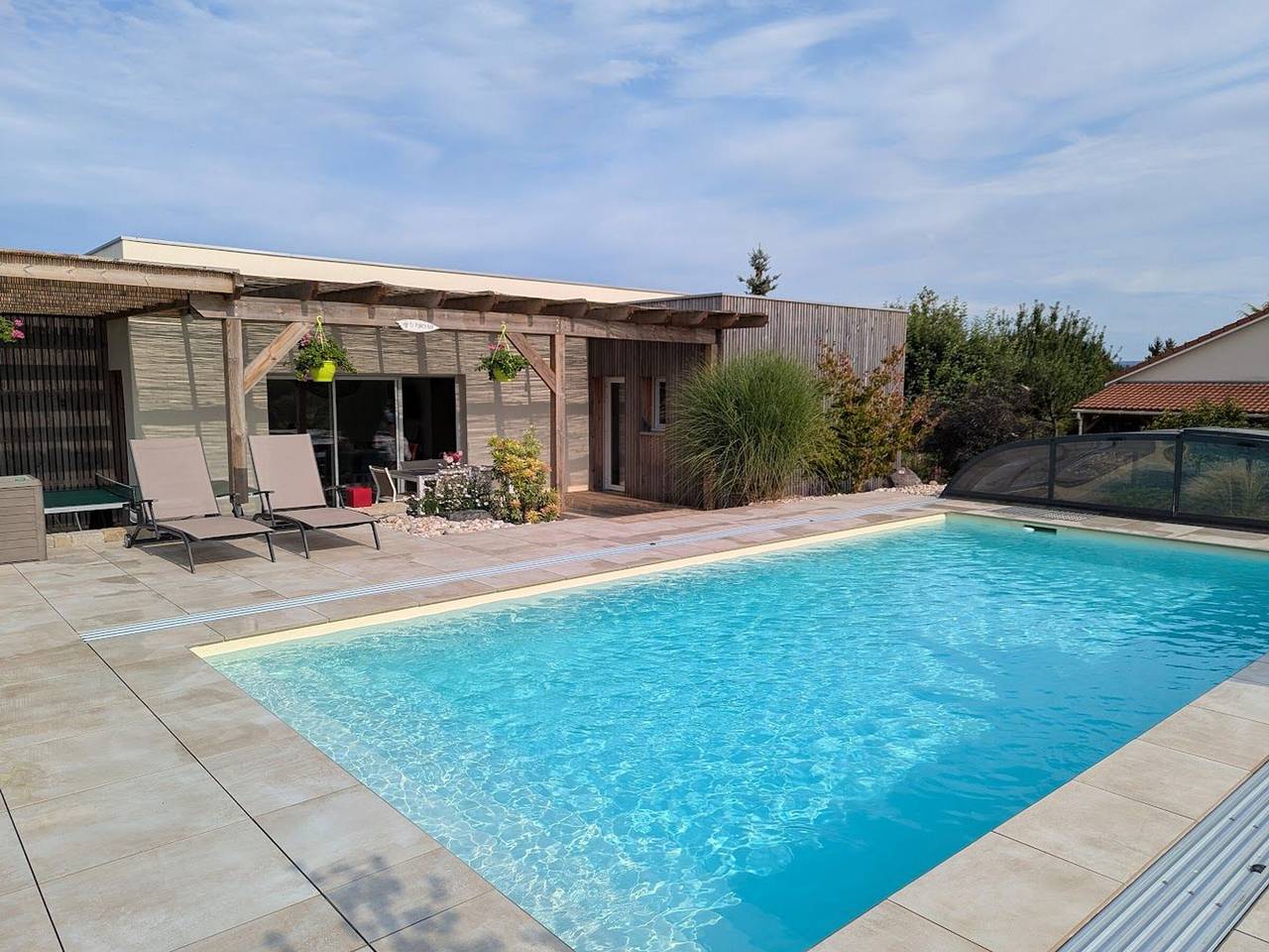 Maison de vacances raffinée avec terrasse et piscine partagée in Dounoux, Région d'Épinal