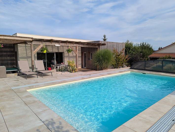 Gîte pour 4 personnes, avec Terrasse ainsi que Jardin et Piscine