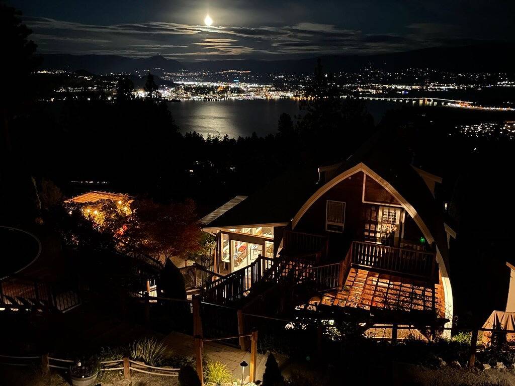 Les Chambres Roses - Grey Room (Private Suite with Fireplace & Lake View) in West Kelowna, Crystal Mountain