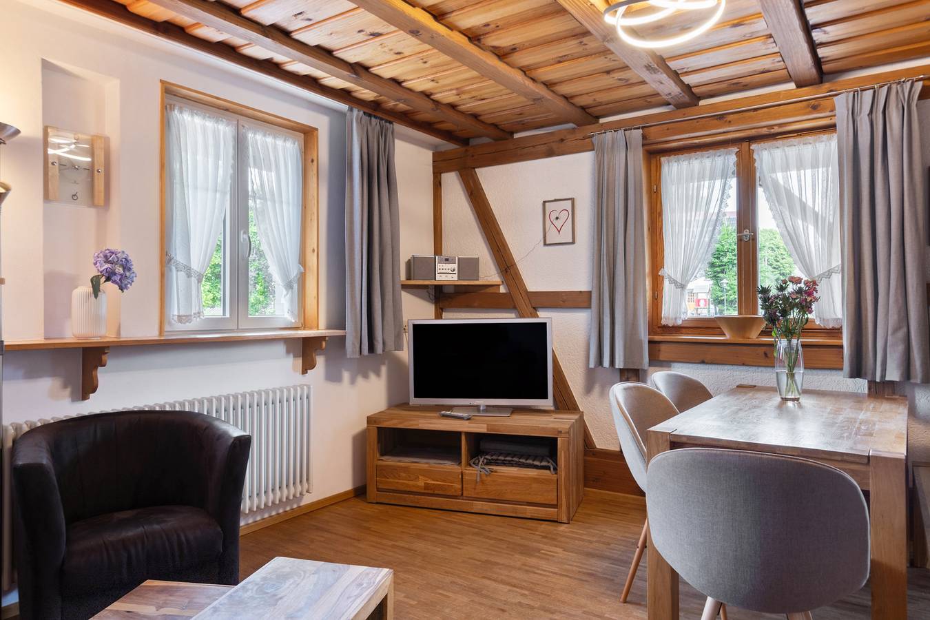 Apartamento inteiro, Apartamento de férias "Schwalbennest" com jardim partilhado, varanda e Wi-Fi in Donaueschingen, Central Black Forest