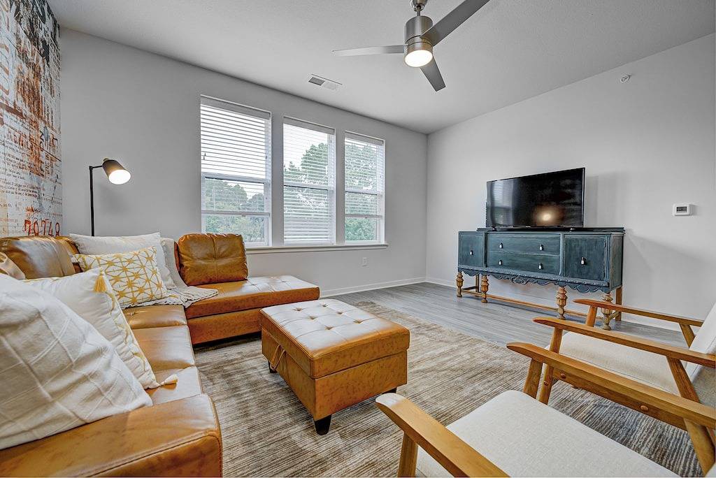 Ganze Wohnung, Unique Industrial - 2 King Beds in Hamilton County