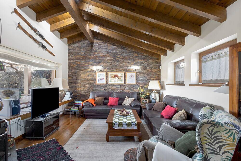 Holiday Home 'Jose' with Mountain View, Shared Pool and Wi-Fi in Bellver de Cerdanya, Catalan Pyrenees