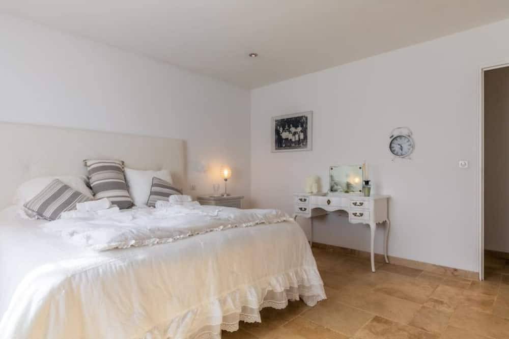 Terraza, villa con piscina con vistas a las colinas y piscina privada. in Terrasson-Lavilledieu, Périgord Noir