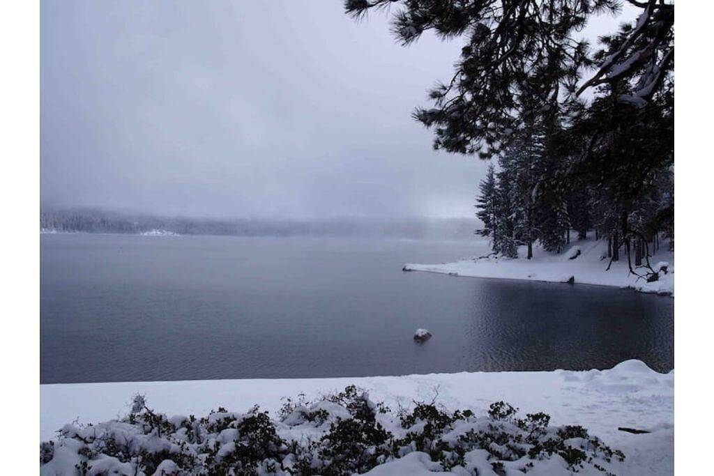 3 bedroom house with huge deck and central a/c in Ockenden, Shaver Lake