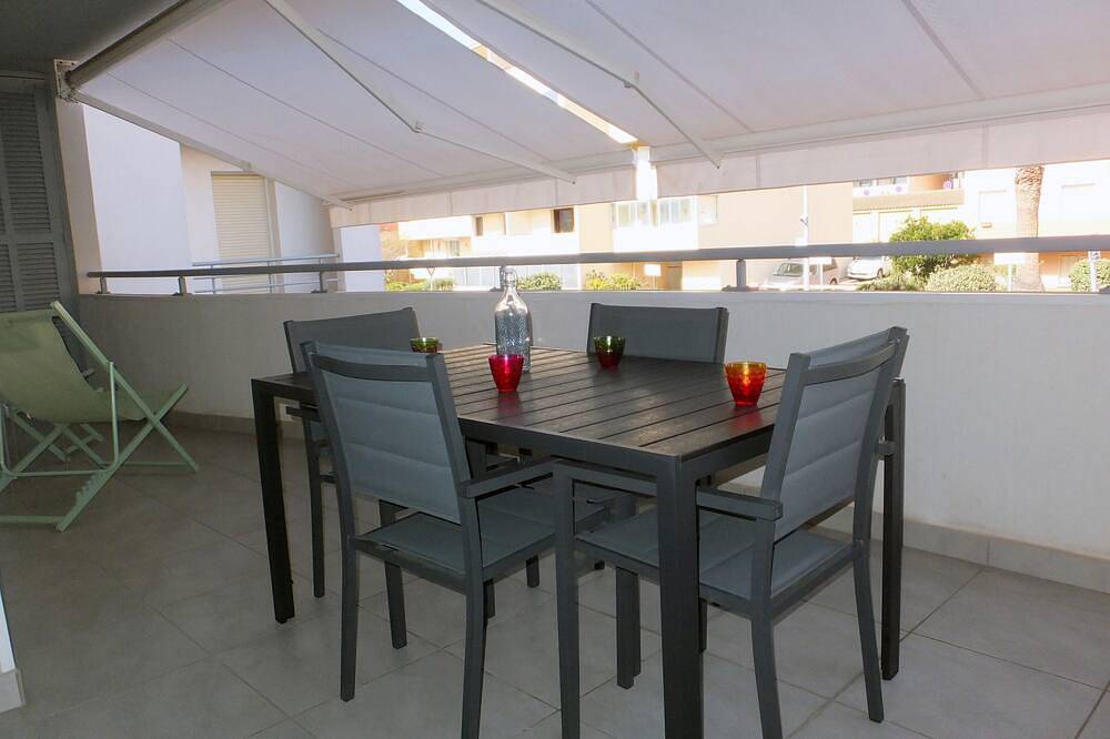 Apartamento entero, T2 near beaches, center, port and amenities. Large terrace. in Calvi, Region de Calvi