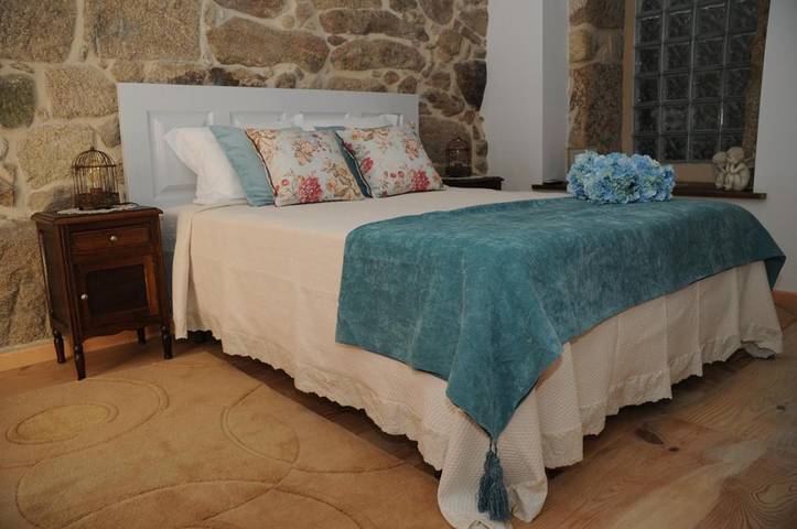 Location de vacances pour 5 personnes, avec Balcon et Terrasse ainsi que Jardin et Piscine dans Entre Ambos-os-Rios