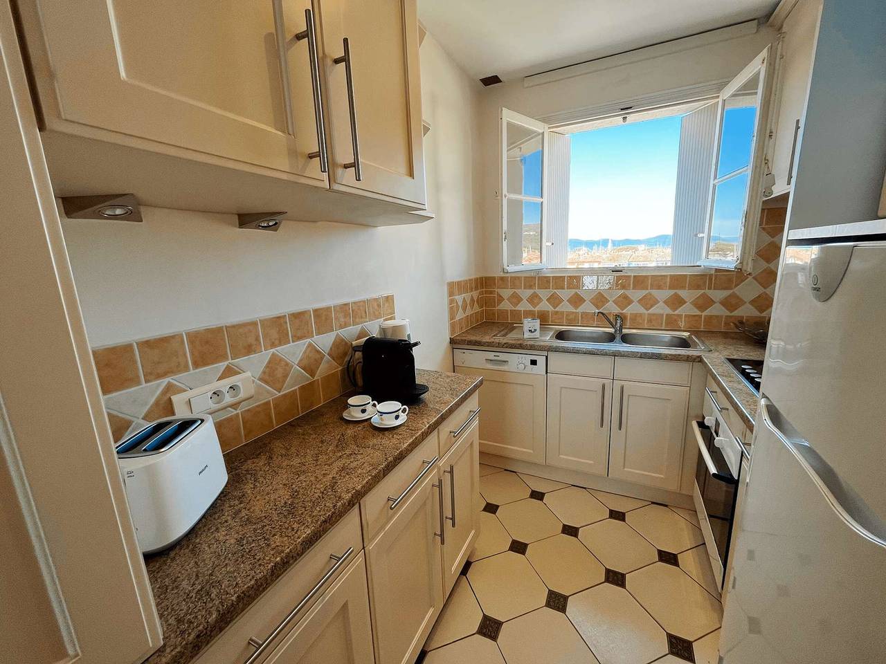 Hel lejlighed, 4-room apartment with balcony, sea view, wifi and parking in Port Grimaud, Grimaud