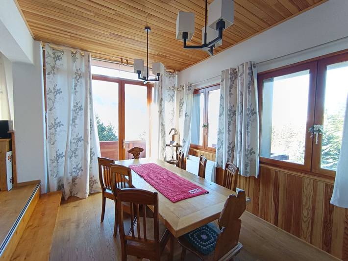 Entire apartment, Charming apartment in chalet, facing slopes, 4 bedrooms, 9 people. in Montgenèvre, Briançon region