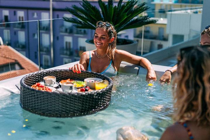 Hotel para 2 personas, con balcón además de jacuzzi y sauna - 1