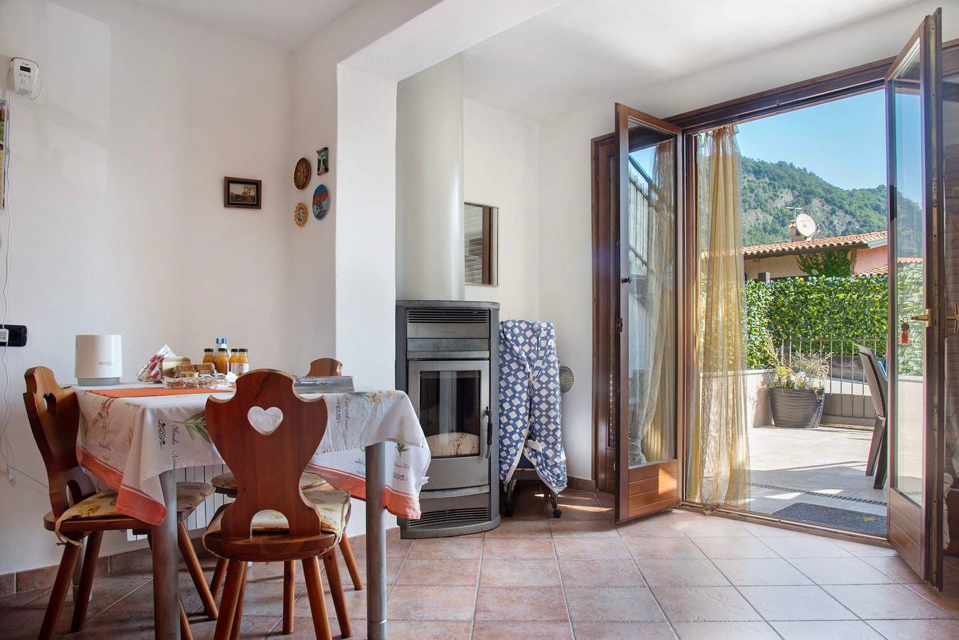 Geheel appartement, Appartement 'Casa Del Sole' met Uitzicht op de Bergen, Gedeeld Zwembad en Tennisbaan in Lavena Ponte Tresa, Luganomeer (Lombardije)