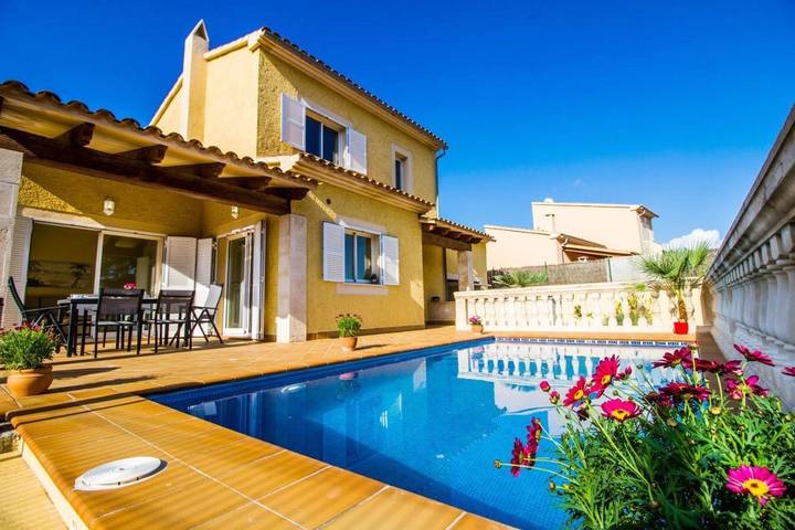 Location de vacances pour 6 personnes, avec Balcon et Jacuzzi ainsi que Terrasse et Jardin à Cala Mesquida