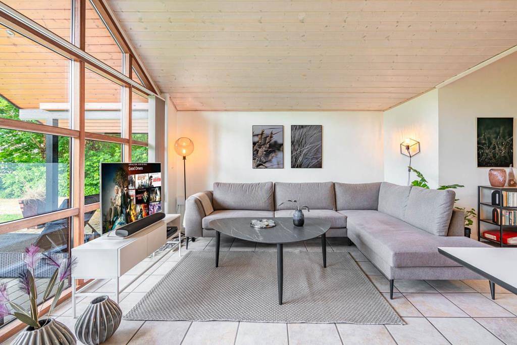 Feriehus med panorama udsigt over sø med et rigt dyreliv belliggende på adressen Fyrrelunden 38, Jegum Ferieland. in Jegum, Varde Region