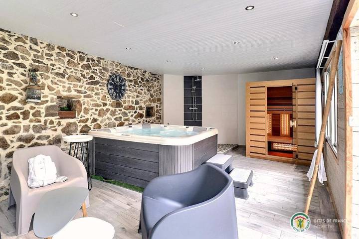 Gîte pour 4 personnes, avec Jacuzzi et Terrasse ainsi que Jardin et Sauna à Savas
