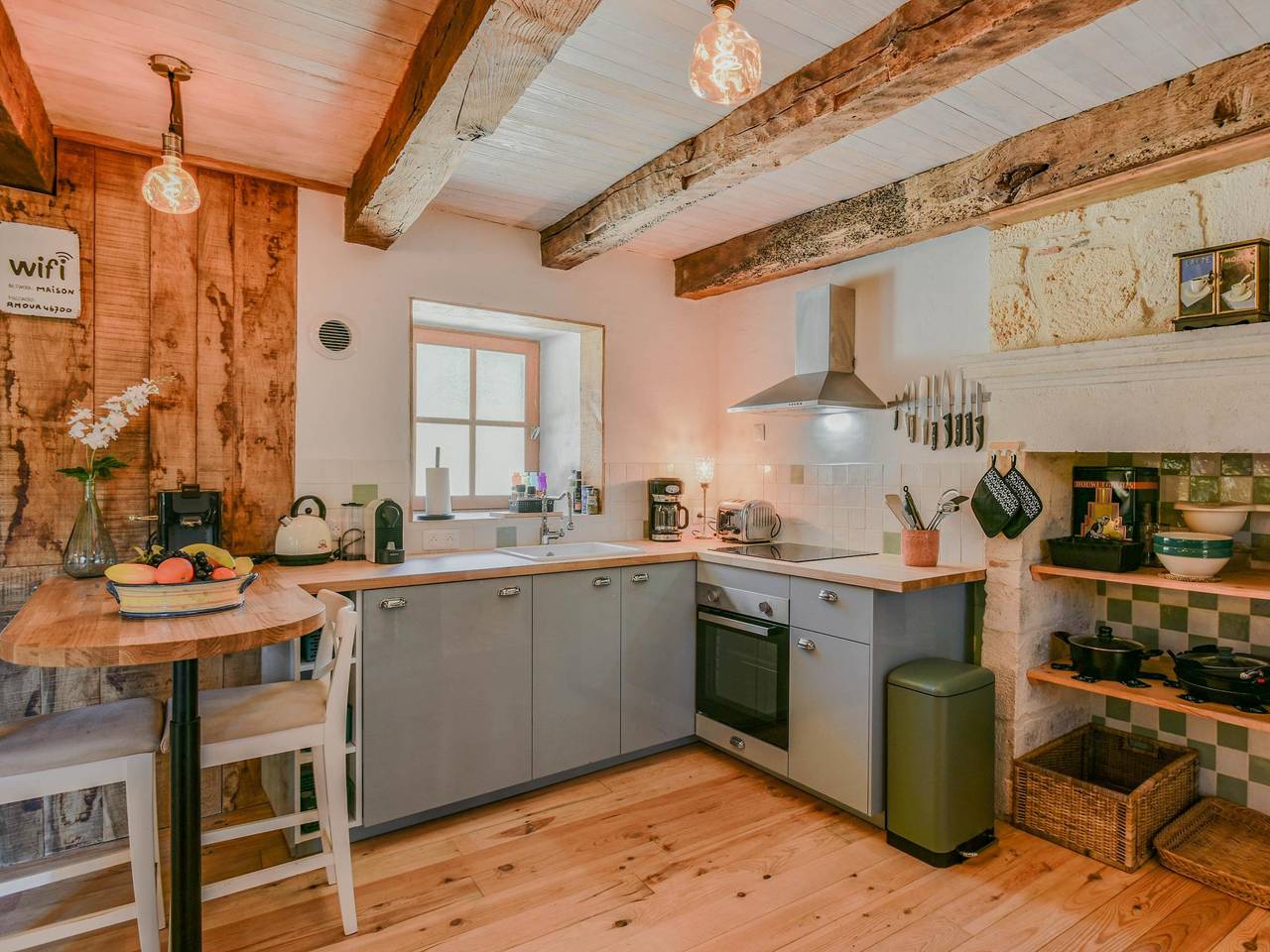 Rustique maison de campagne avec cour et bainspa in Montcabrier, Lot