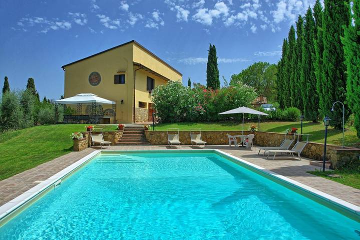 Villa pour 8 personnes, avec balcon et piscine à Lucignano