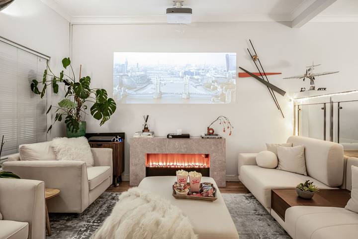 Holiday rental for 10 people, with balcony and garden as well as pool, child-friendly in London