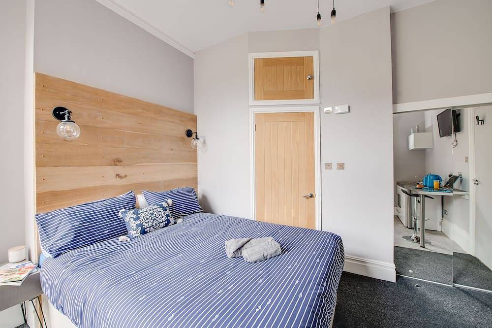 Entire apartment, Trendy, central one Bedroom Apartment with Tv And en-suite. 100% 5* Rating in Portsmouth, South East England
